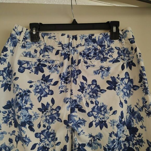 Croft & Barrow White Blue Flowered Stretch Capri Pants Size Women's 8 - Picture 3 of 3